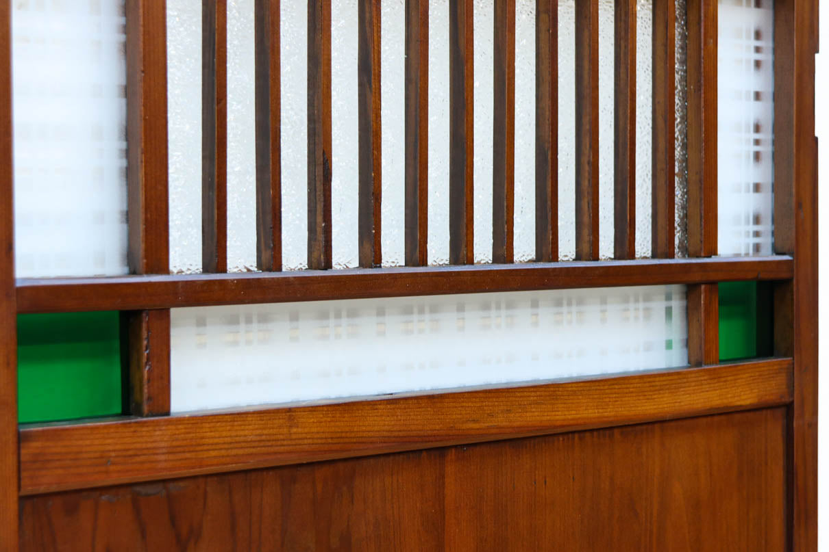 幅602ミリ　色ガラスをアクセントにしたスリム幅のガラス戸　F8579　在庫1枚