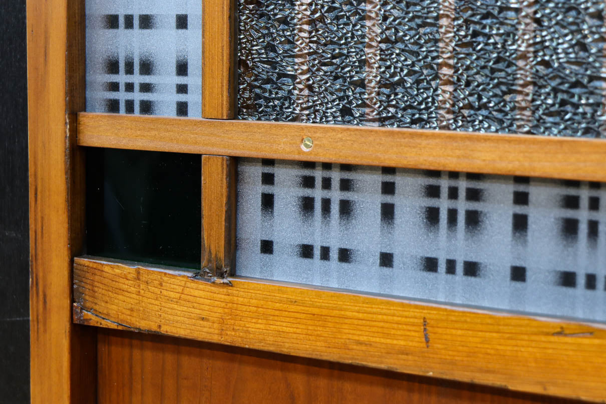 幅602ミリ　色ガラスをアクセントにしたスリム幅のガラス戸　F8579　在庫1枚