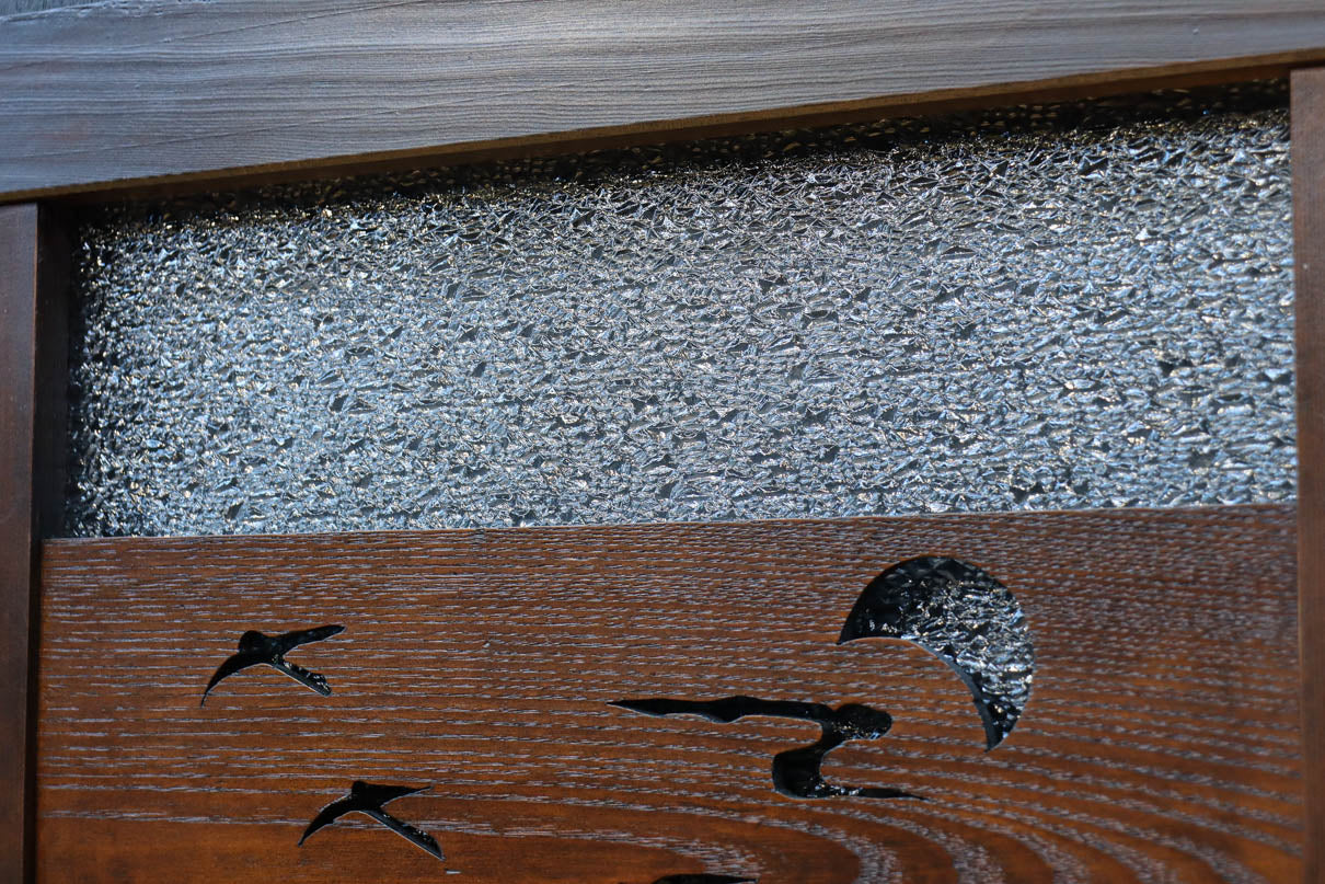 幅604ミリ　スリム幅!! 透かし板が風情を添えるガラス戸　F8580　在庫1枚