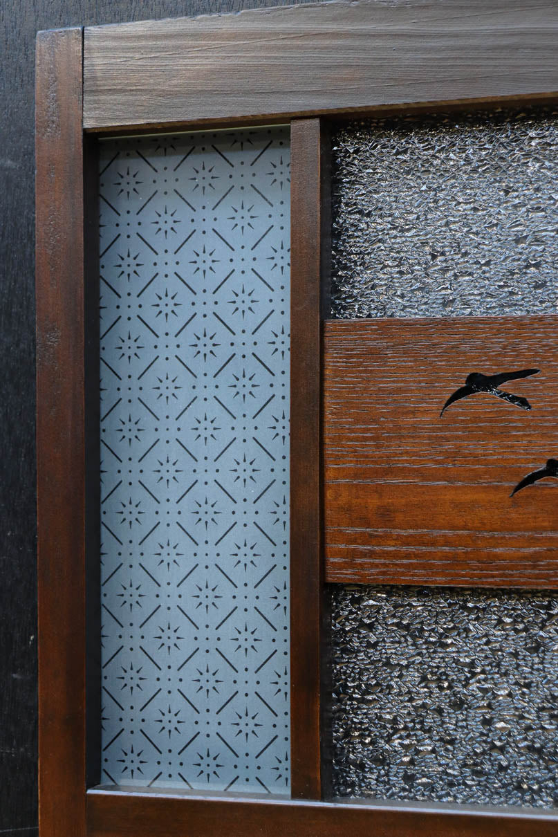 幅604ミリ　スリム幅!! 透かし板が風情を添えるガラス戸　F8580　在庫1枚