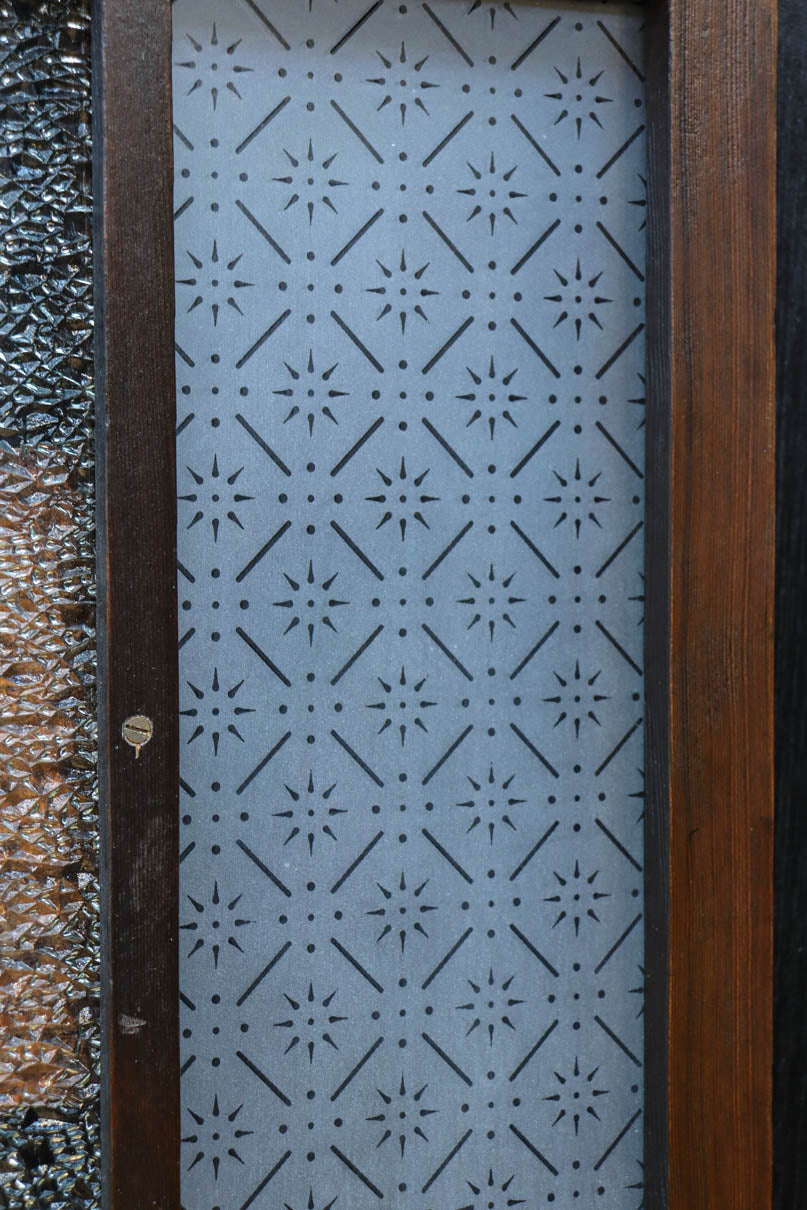 幅604ミリ　スリム幅!! 透かし板が風情を添えるガラス戸　F8580　在庫1枚