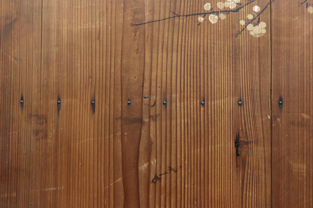 可憐な梅の花が咲く景色を描いた時代感滲む板絵戸セット　F8583　在庫2枚一組