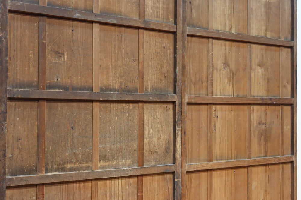 可憐な梅の花が咲く景色を描いた時代感滲む板絵戸セット　F8583　在庫2枚一組