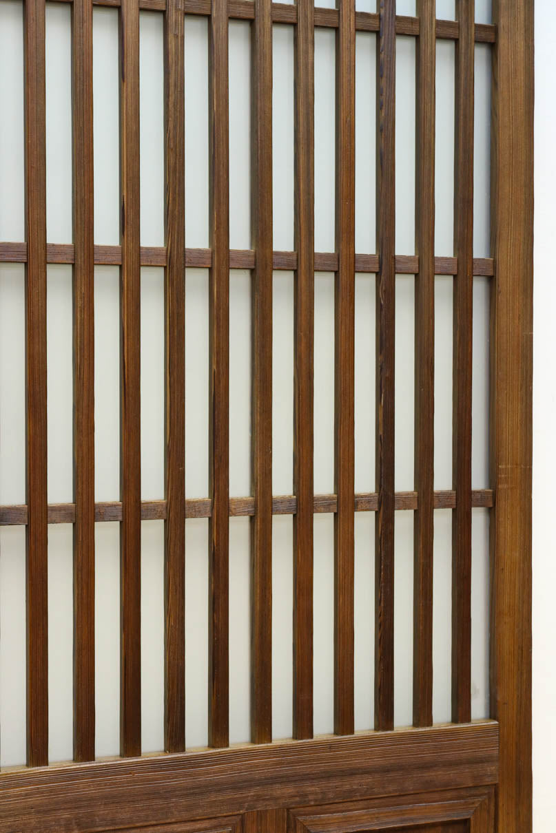 角太格子の堅牢感と上質さがあるスリガラス入りガラス戸　F8585　在庫1枚