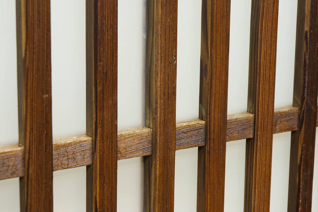 角太格子の堅牢感と上質さがあるスリガラス入りガラス戸　F8585　在庫1枚