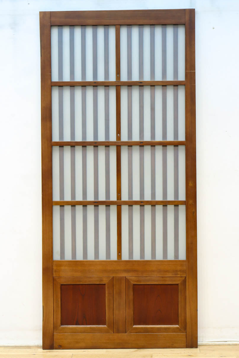 角太格子の堅牢感と上質さがあるスリガラス入りガラス戸　F8585　在庫1枚