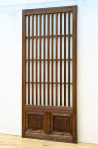 角太格子の堅牢感と上質さがあるスリガラス入りガラス戸　F8585　在庫1枚