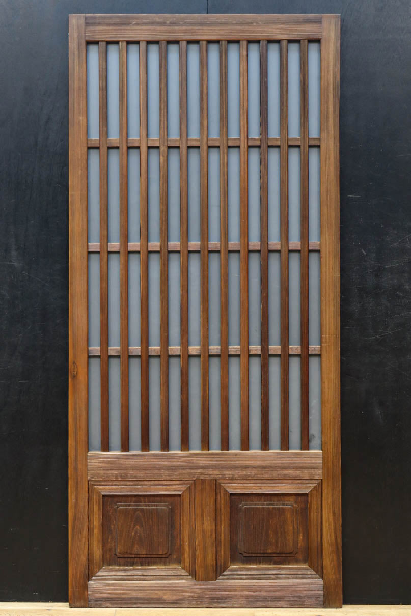 角太格子の堅牢感と上質さがあるスリガラス入りガラス戸　F8585　在庫1枚