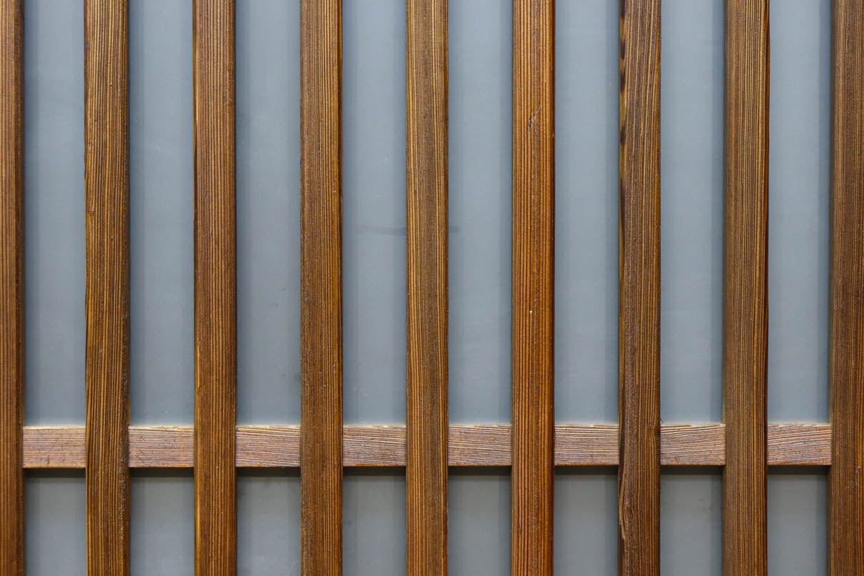 角太格子の堅牢感と上質さがあるスリガラス入りガラス戸　F8585　在庫1枚