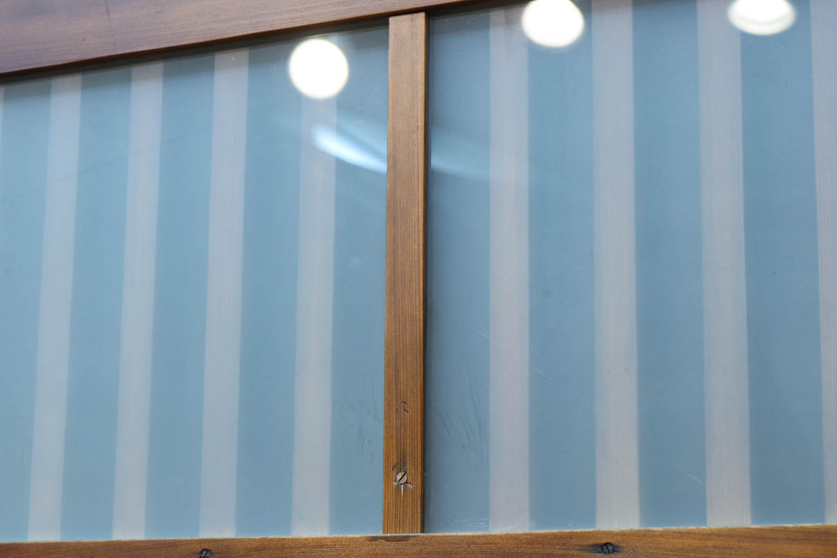 角太格子の堅牢感と上質さがあるスリガラス入りガラス戸　F8585　在庫1枚