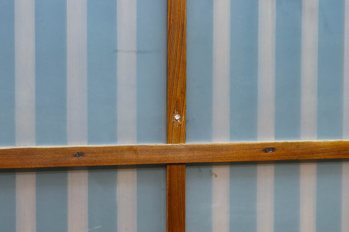 角太格子の堅牢感と上質さがあるスリガラス入りガラス戸　F8585　在庫1枚