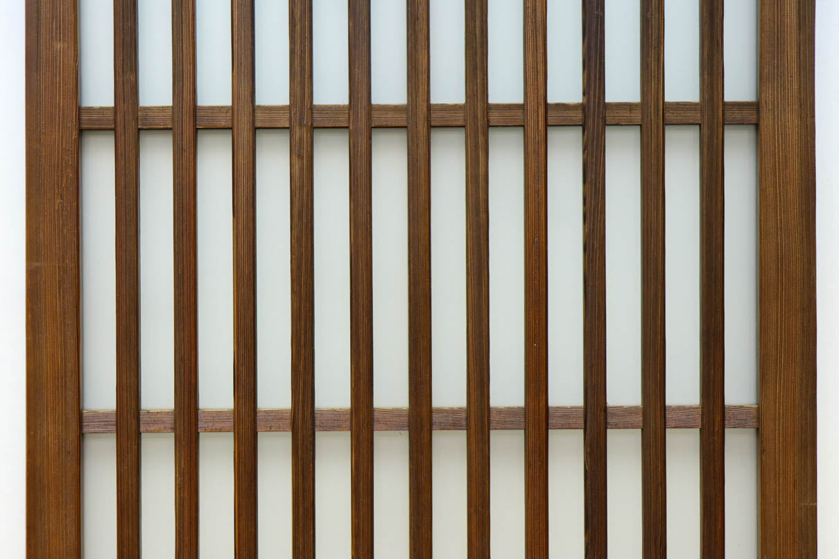 角太格子の堅牢感と上質さがあるスリガラス入りガラス戸　F8585　在庫1枚