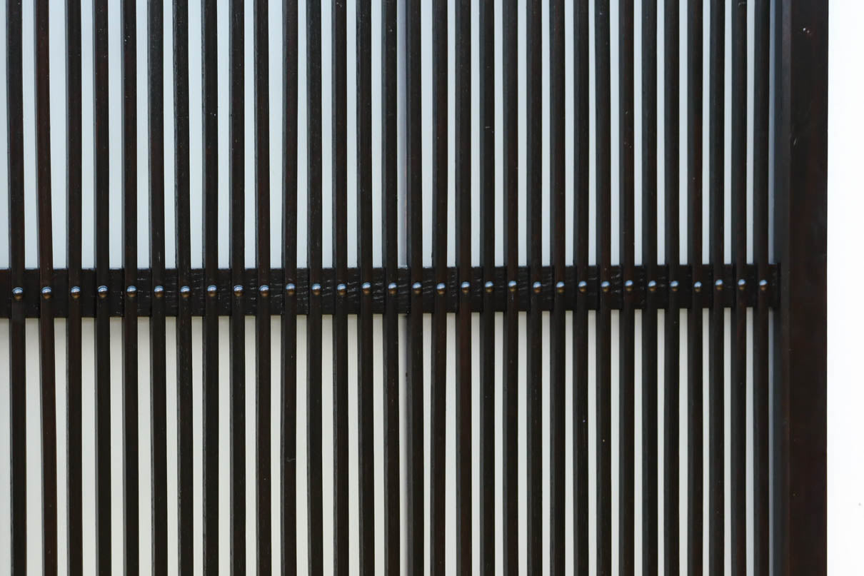 幅900ミリ高さ1877ミリ 珍品‼ 格子から優しい明かりが差し込むスリガラス入り背高いガラス戸　F8588　在庫2枚