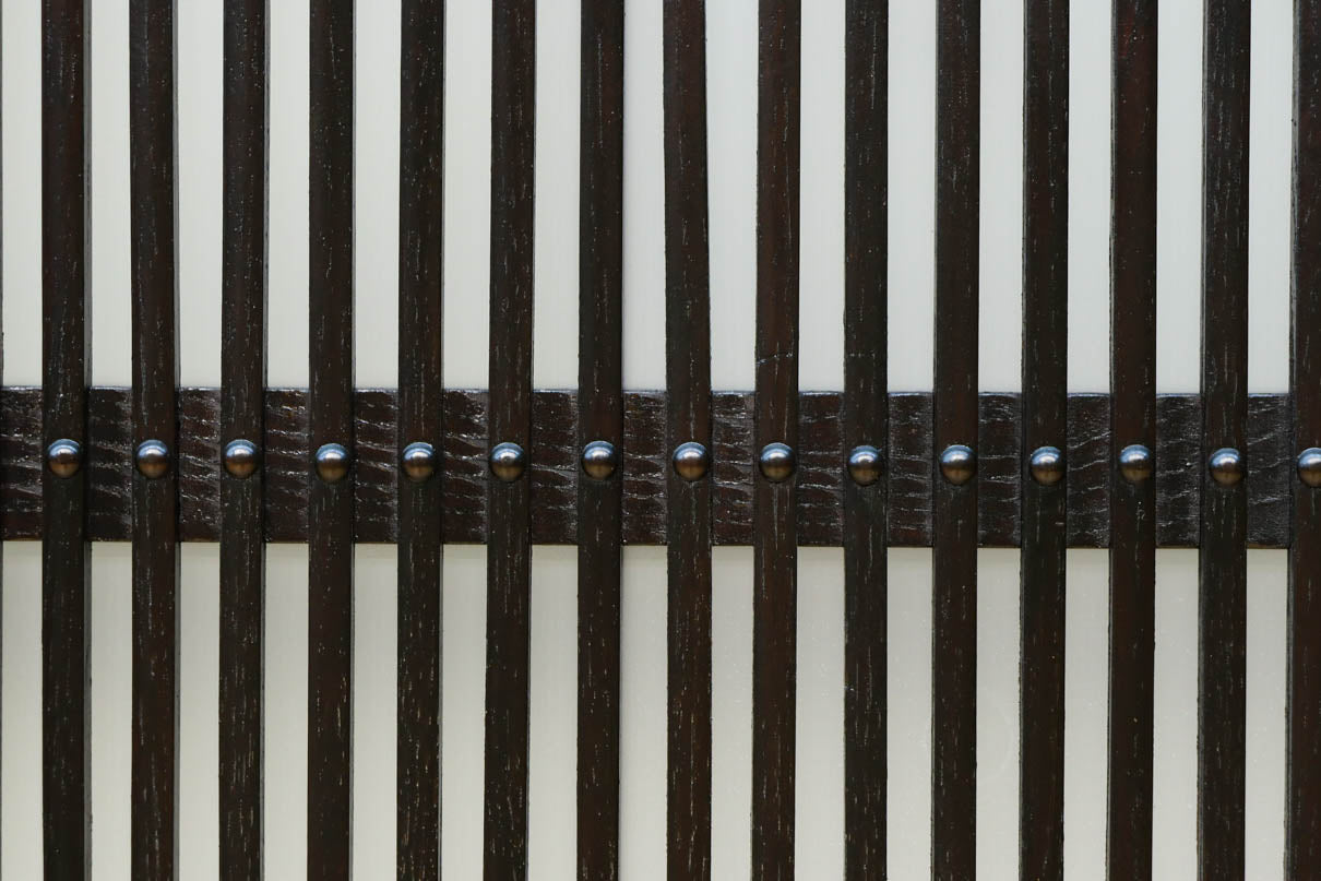 幅900ミリ高さ1877ミリ 珍品‼ 格子から優しい明かりが差し込むスリガラス入り背高いガラス戸　F8588　在庫2枚