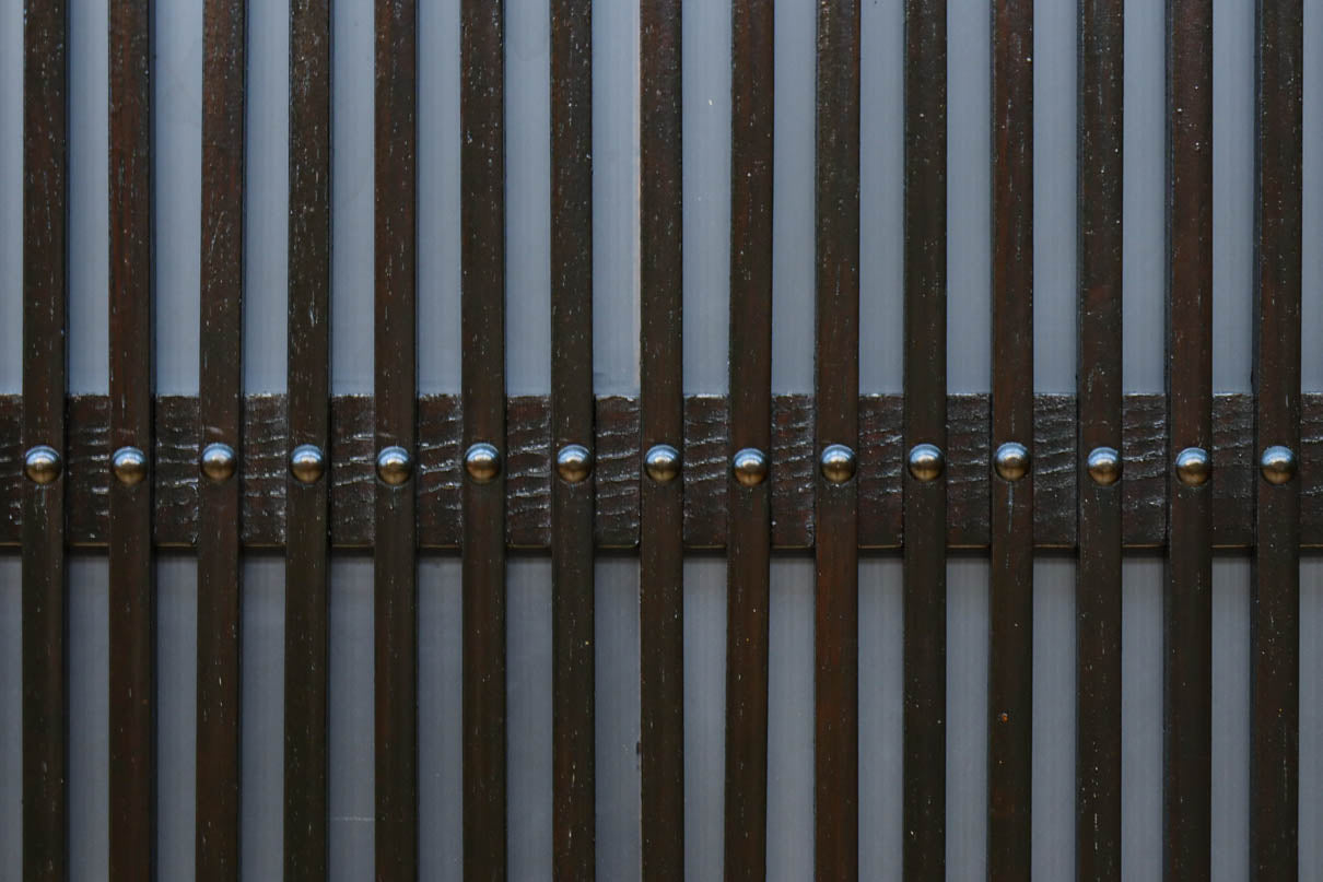 幅900ミリ高さ1877ミリ 珍品‼ 格子から優しい明かりが差し込むスリガラス入り背高いガラス戸　F8588　在庫2枚