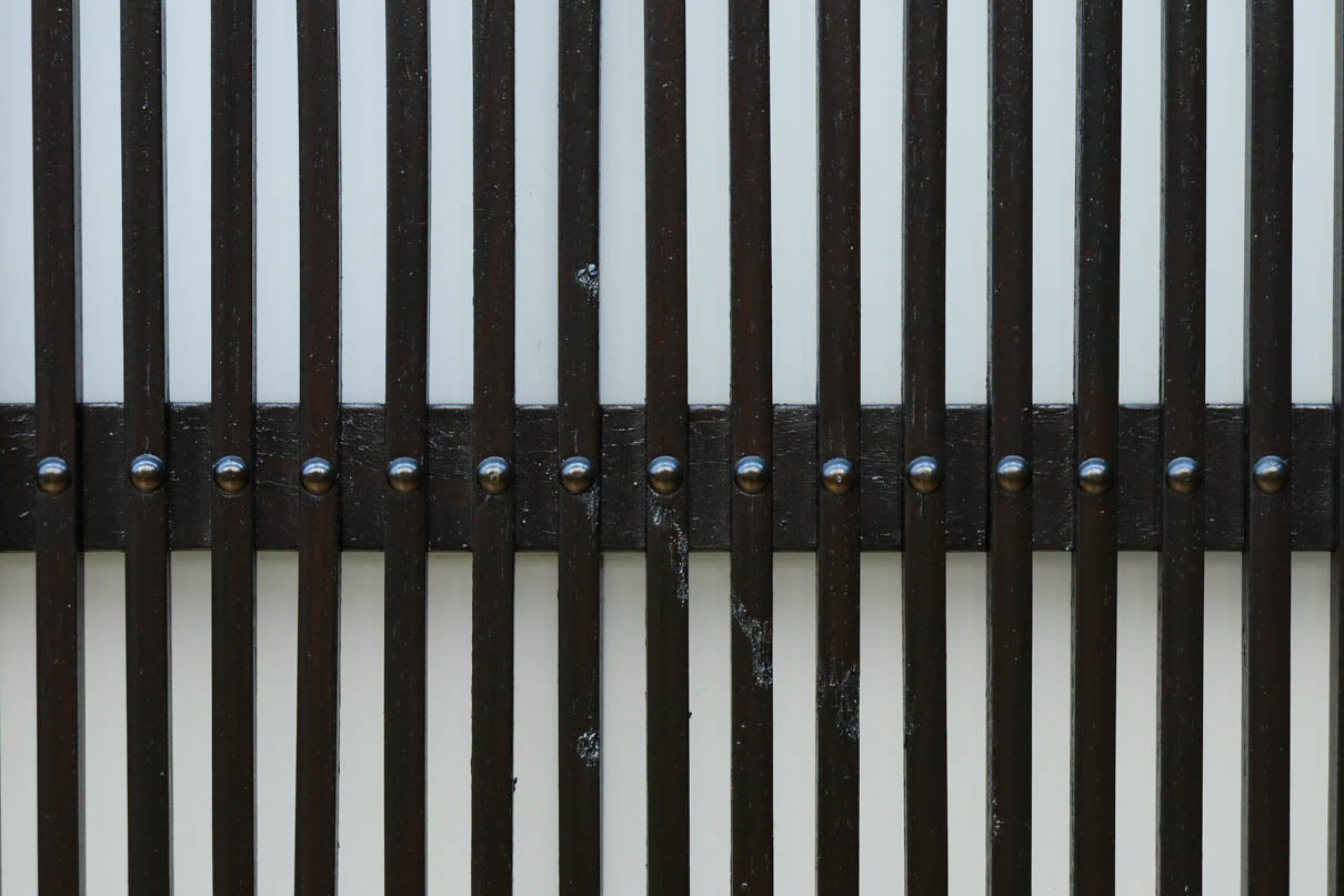 幅900ミリ高さ1877ミリ 珍品‼ 格子から優しい明かりが差し込むスリガラス入り背高いガラス戸　F8588　在庫2枚