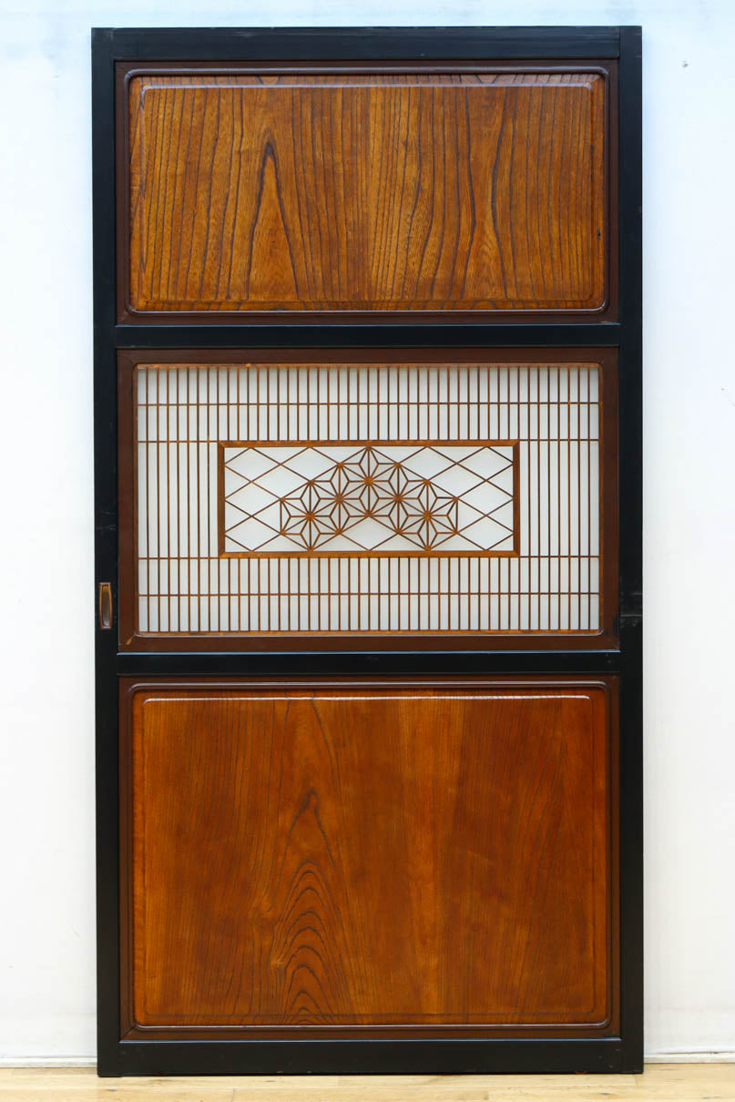 幅895ミリ　黒枠と麻の葉組子の帯装飾で格調溢れるスリガラス入り透かし板戸　F8589　在庫4枚