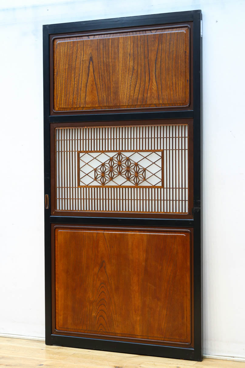 幅895ミリ　黒枠と麻の葉組子の帯装飾で格調溢れるスリガラス入り透かし板戸　F8589　在庫4枚