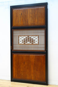 幅895ミリ　黒枠と麻の葉組子の帯装飾で格調溢れるスリガラス入り透かし板戸　F8589　在庫4枚