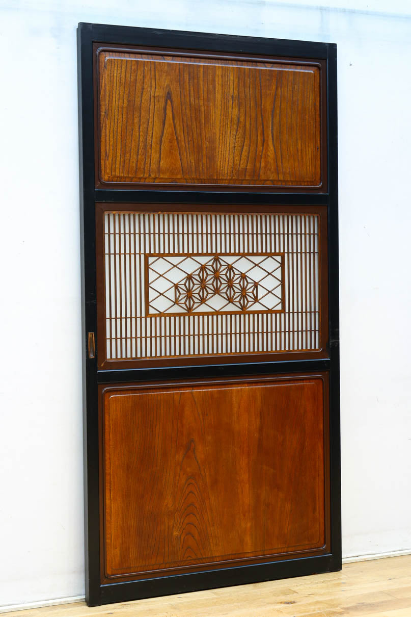 幅895ミリ　黒枠と麻の葉組子の帯装飾で格調溢れるスリガラス入り透かし板戸　F8589　在庫4枚