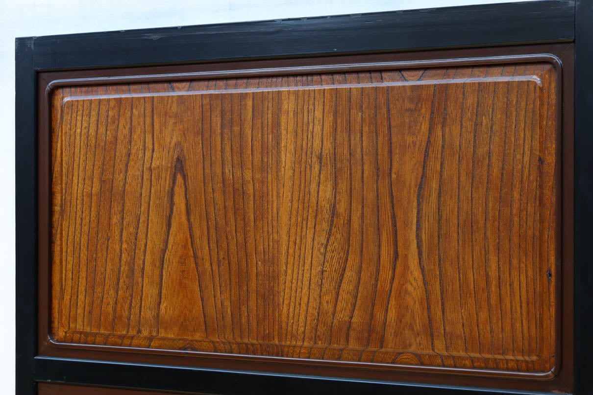 幅895ミリ　黒枠と麻の葉組子の帯装飾で格調溢れるスリガラス入り透かし板戸　F8589　在庫4枚