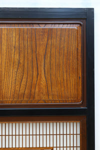 幅895ミリ　黒枠と麻の葉組子の帯装飾で格調溢れるスリガラス入り透かし板戸　F8589　在庫4枚