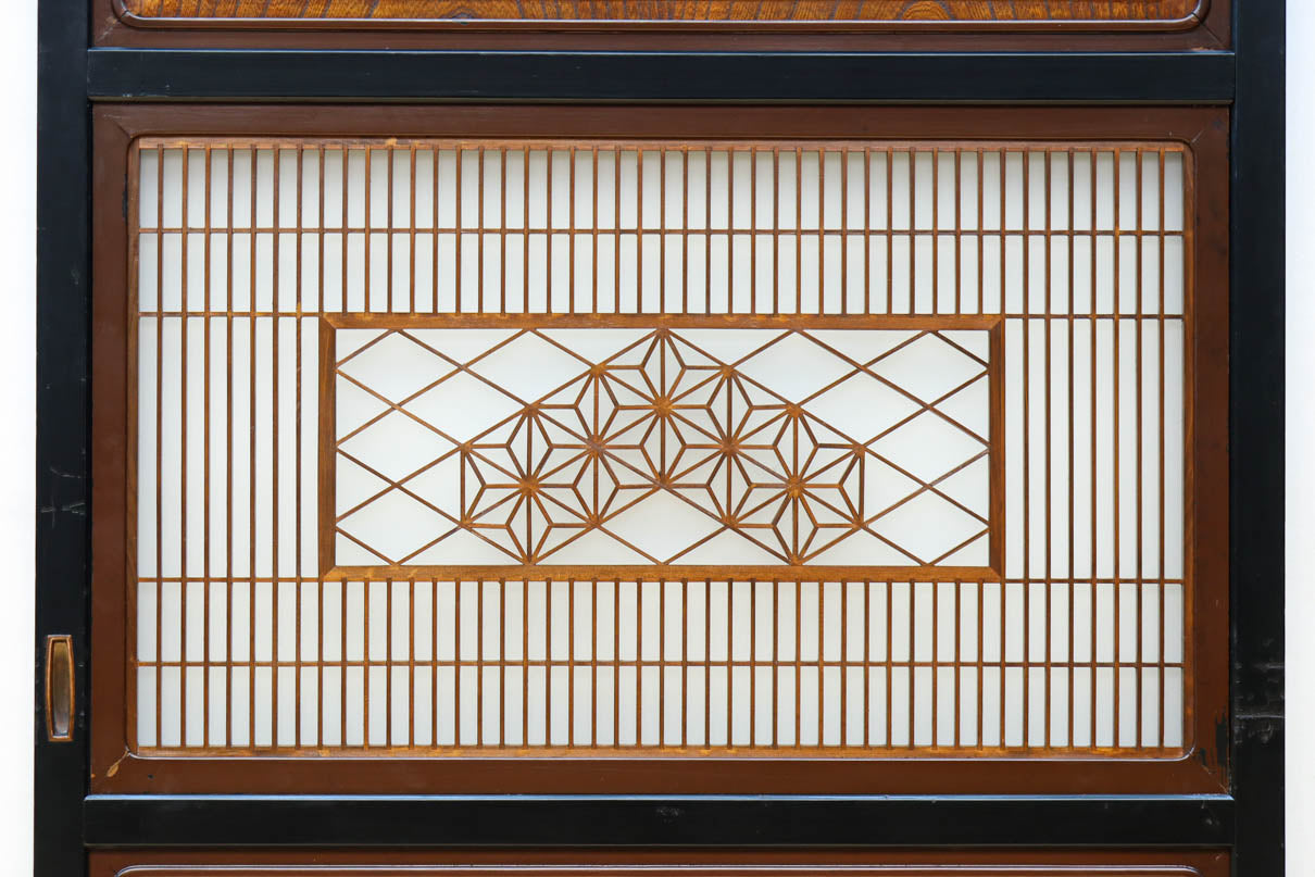 幅895ミリ　黒枠と麻の葉組子の帯装飾で格調溢れるスリガラス入り透かし板戸　F8589　在庫4枚