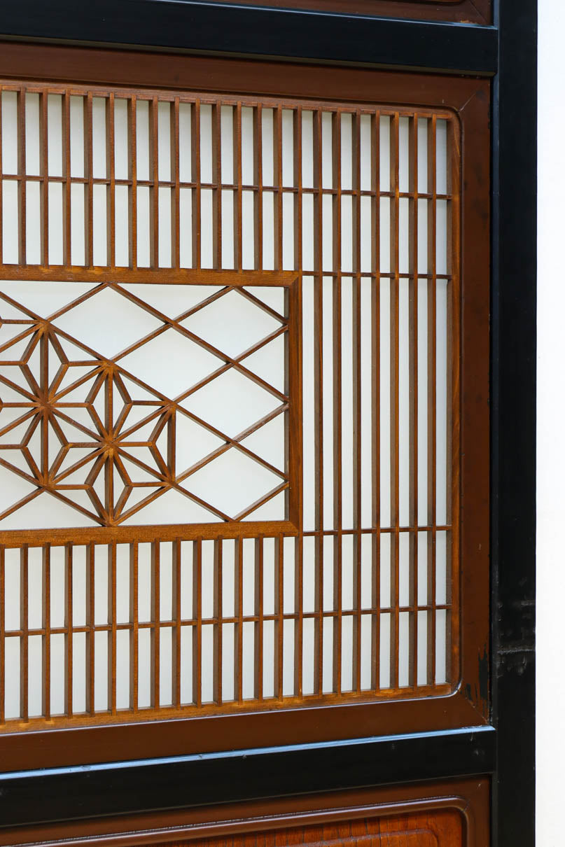 幅895ミリ　黒枠と麻の葉組子の帯装飾で格調溢れるスリガラス入り透かし板戸　F8589　在庫4枚