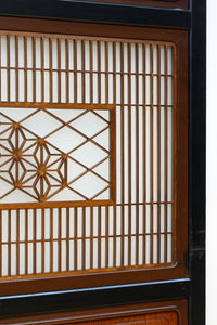 幅895ミリ　黒枠と麻の葉組子の帯装飾で格調溢れるスリガラス入り透かし板戸　F8589　在庫4枚