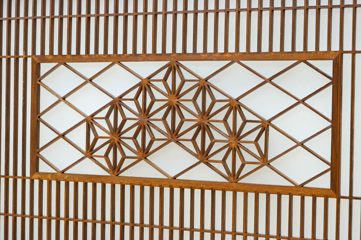 幅895ミリ　黒枠と麻の葉組子の帯装飾で格調溢れるスリガラス入り透かし板戸　F8589　在庫4枚