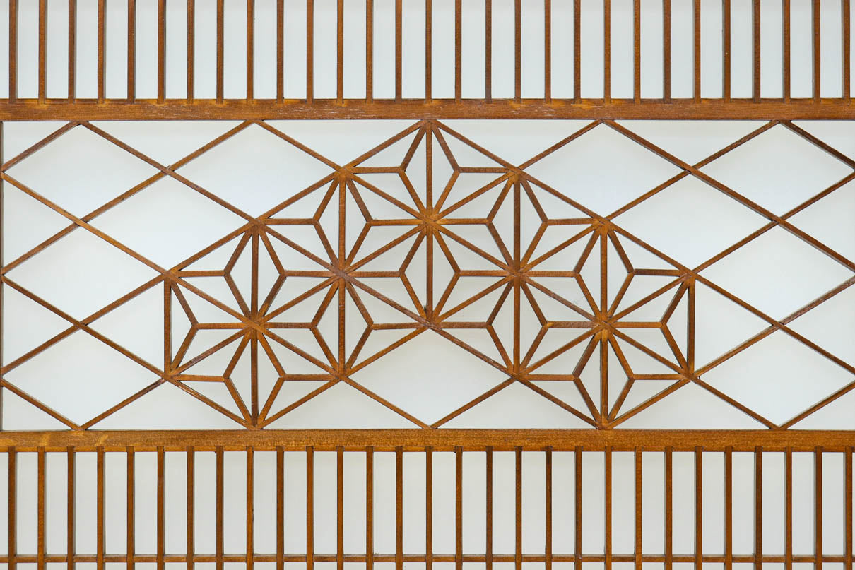 幅895ミリ　黒枠と麻の葉組子の帯装飾で格調溢れるスリガラス入り透かし板戸　F8589　在庫4枚