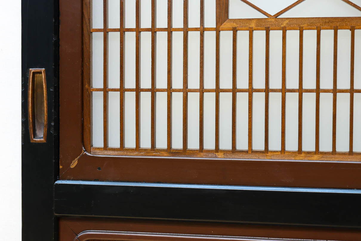 幅895ミリ　黒枠と麻の葉組子の帯装飾で格調溢れるスリガラス入り透かし板戸　F8589　在庫4枚