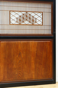 幅895ミリ　黒枠と麻の葉組子の帯装飾で格調溢れるスリガラス入り透かし板戸　F8589　在庫4枚