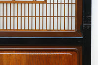 幅895ミリ　黒枠と麻の葉組子の帯装飾で格調溢れるスリガラス入り透かし板戸　F8589　在庫4枚