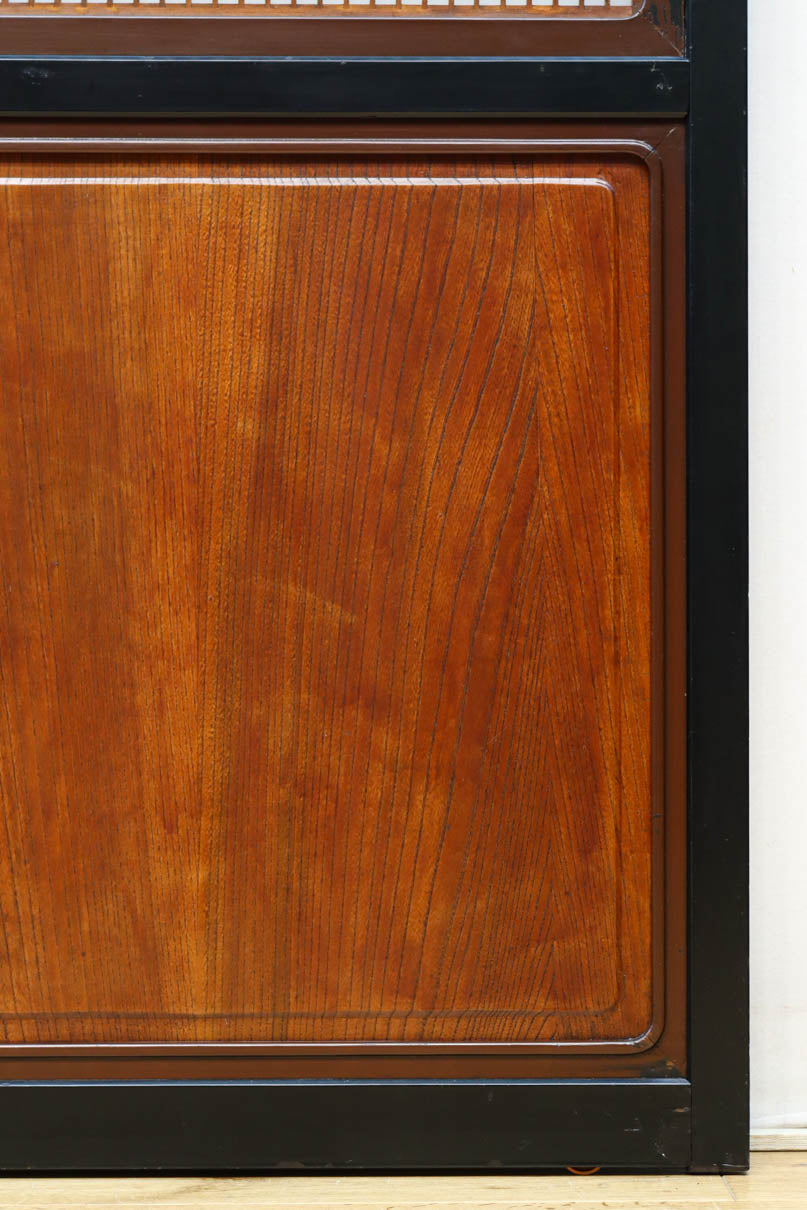 幅895ミリ　黒枠と麻の葉組子の帯装飾で格調溢れるスリガラス入り透かし板戸　F8589　在庫4枚