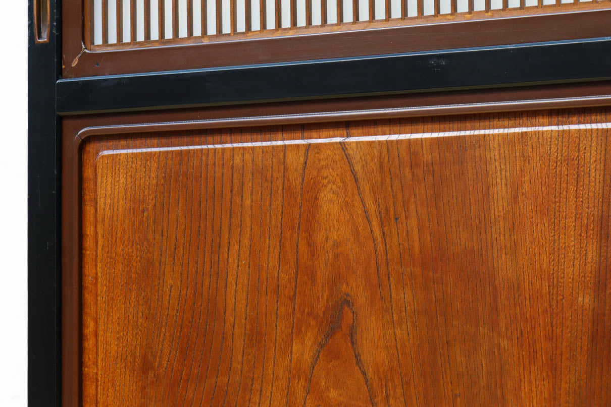 幅895ミリ　黒枠と麻の葉組子の帯装飾で格調溢れるスリガラス入り透かし板戸　F8589　在庫4枚