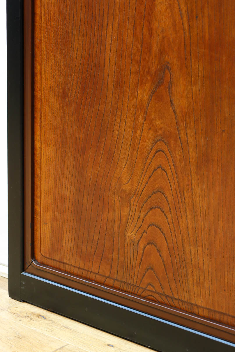 幅895ミリ　黒枠と麻の葉組子の帯装飾で格調溢れるスリガラス入り透かし板戸　F8589　在庫4枚