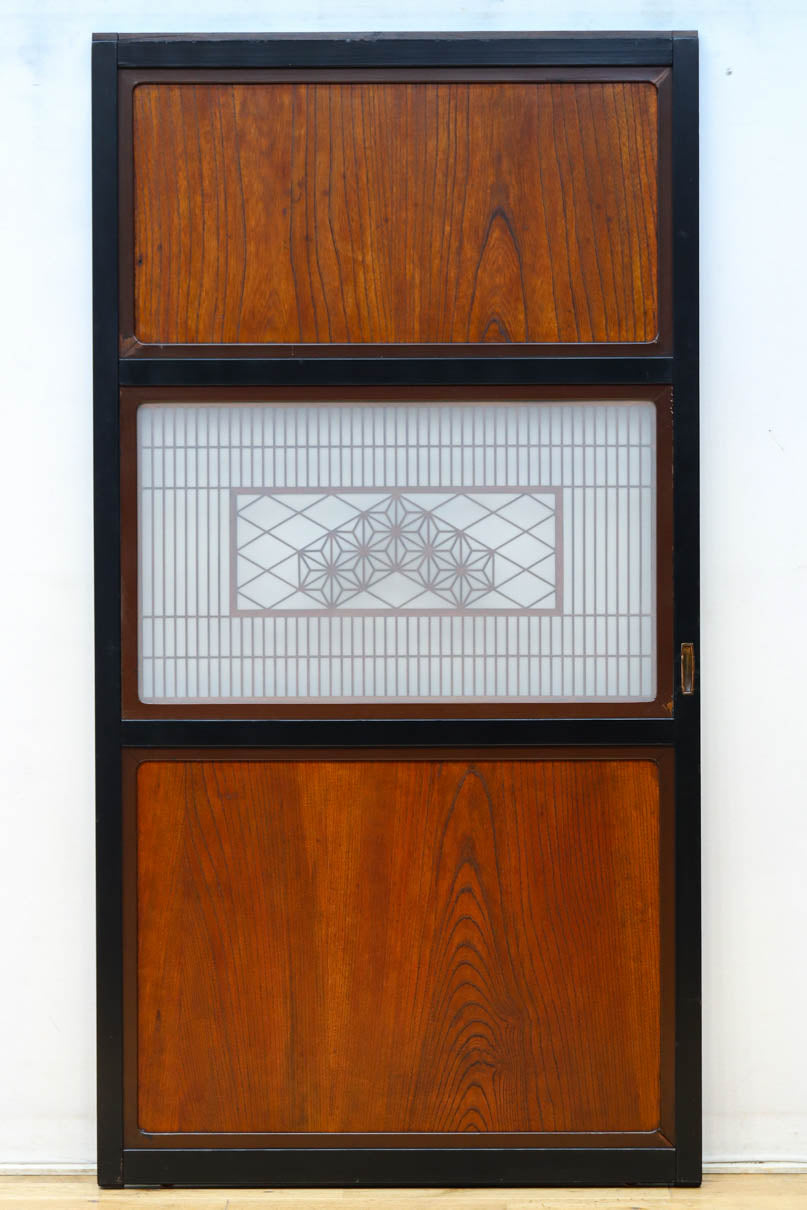 幅895ミリ　黒枠と麻の葉組子の帯装飾で格調溢れるスリガラス入り透かし板戸　F8589　在庫4枚