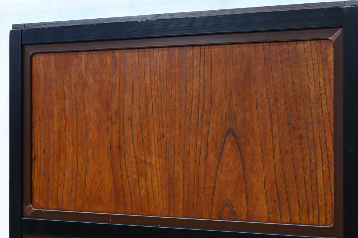 幅895ミリ　黒枠と麻の葉組子の帯装飾で格調溢れるスリガラス入り透かし板戸　F8589　在庫4枚