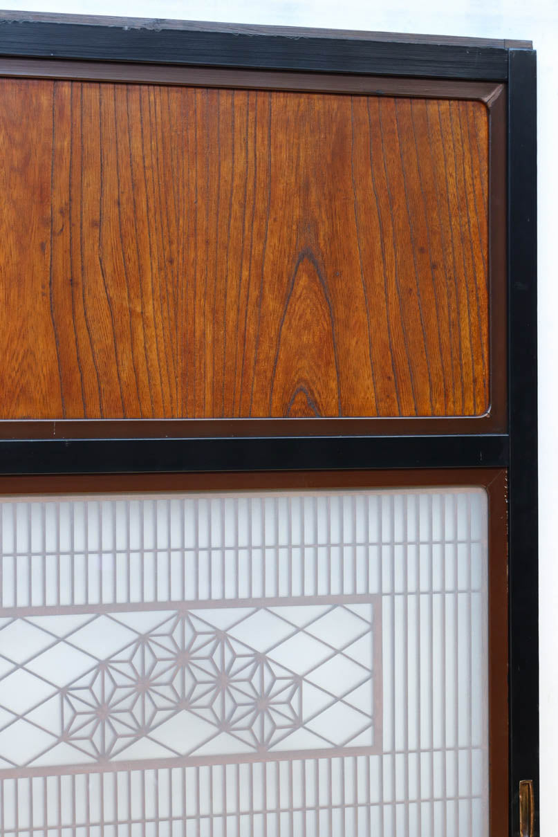 幅895ミリ　黒枠と麻の葉組子の帯装飾で格調溢れるスリガラス入り透かし板戸　F8589　在庫4枚