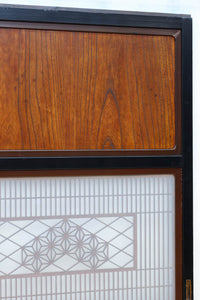 幅895ミリ　黒枠と麻の葉組子の帯装飾で格調溢れるスリガラス入り透かし板戸　F8589　在庫4枚