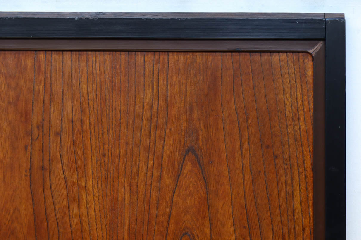 幅895ミリ　黒枠と麻の葉組子の帯装飾で格調溢れるスリガラス入り透かし板戸　F8589　在庫4枚