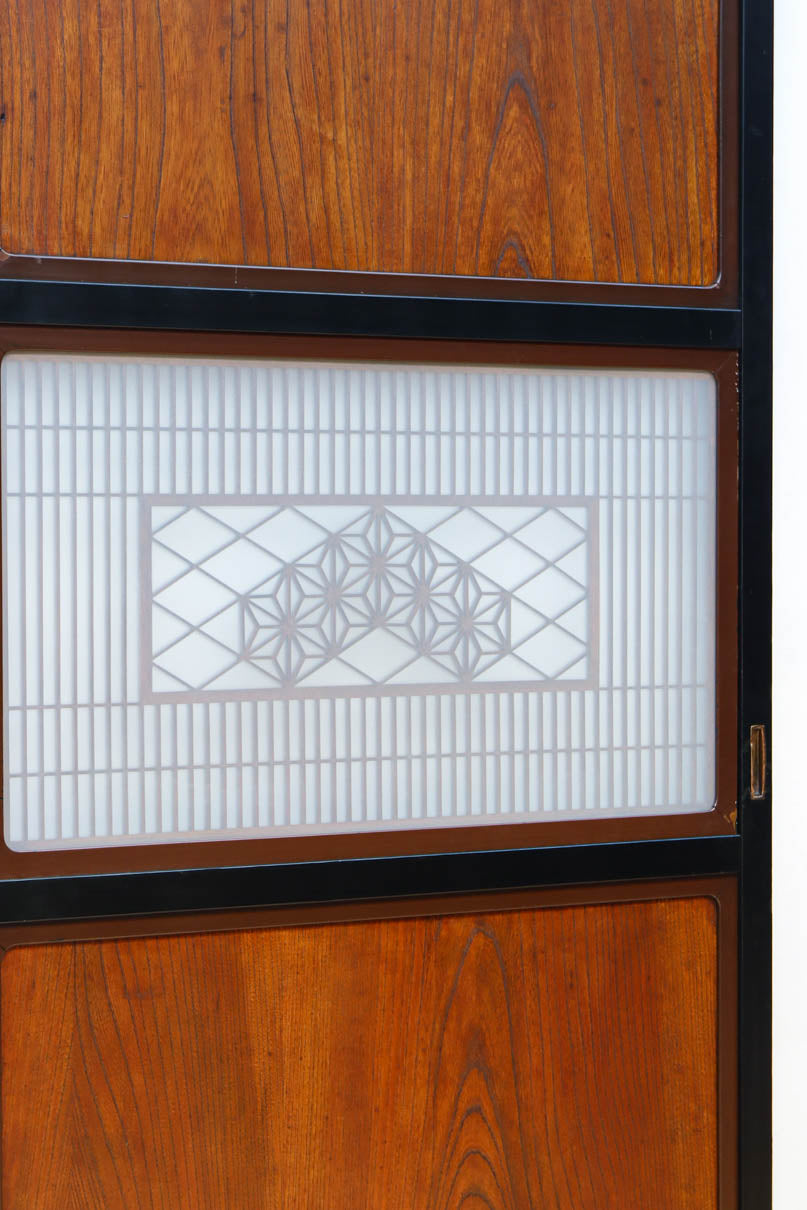 幅895ミリ　黒枠と麻の葉組子の帯装飾で格調溢れるスリガラス入り透かし板戸　F8589　在庫4枚