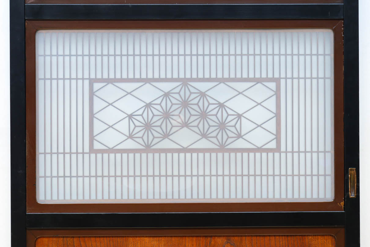 幅895ミリ　黒枠と麻の葉組子の帯装飾で格調溢れるスリガラス入り透かし板戸　F8589　在庫4枚