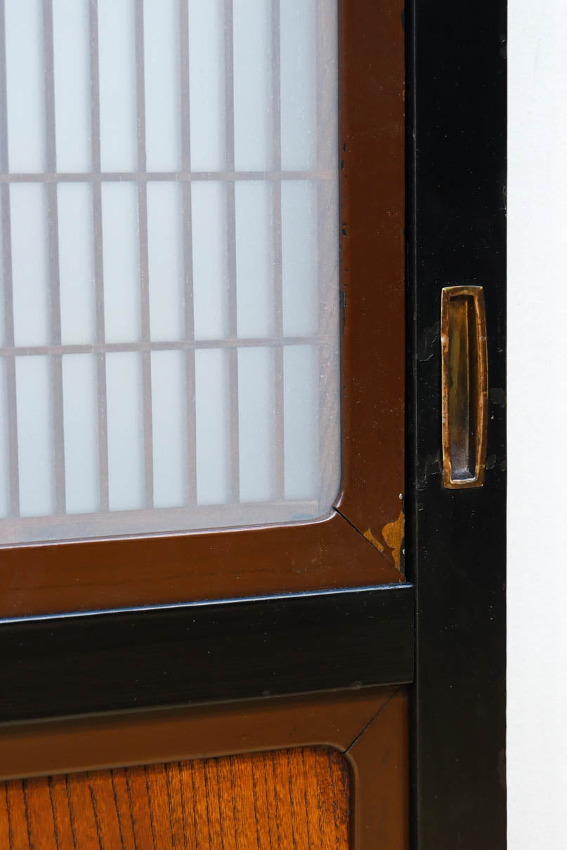 幅895ミリ　黒枠と麻の葉組子の帯装飾で格調溢れるスリガラス入り透かし板戸　F8589　在庫4枚