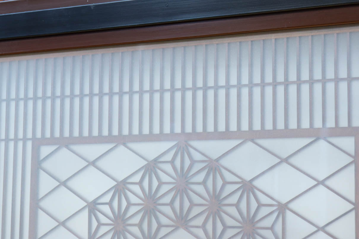 幅895ミリ　黒枠と麻の葉組子の帯装飾で格調溢れるスリガラス入り透かし板戸　F8589　在庫4枚