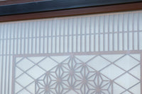 幅895ミリ　黒枠と麻の葉組子の帯装飾で格調溢れるスリガラス入り透かし板戸　F8589　在庫4枚