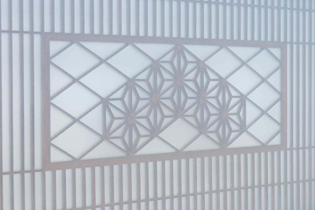 幅895ミリ　黒枠と麻の葉組子の帯装飾で格調溢れるスリガラス入り透かし板戸　F8589　在庫4枚