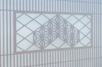 幅895ミリ　黒枠と麻の葉組子の帯装飾で格調溢れるスリガラス入り透かし板戸　F8589　在庫4枚