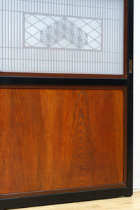 幅895ミリ　黒枠と麻の葉組子の帯装飾で格調溢れるスリガラス入り透かし板戸　F8589　在庫4枚